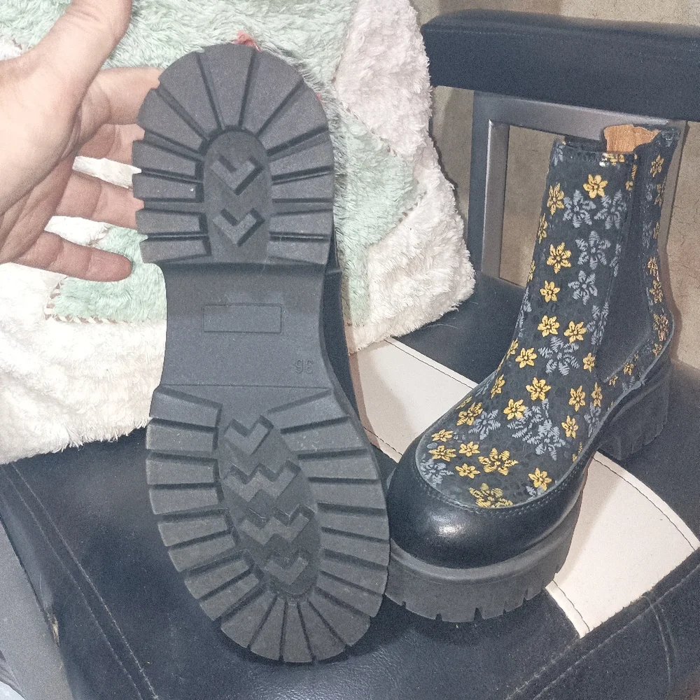 Embassy London Embroidered Floral Patterned Black Boots Chunky Heels EUC - Picture 8 of 11